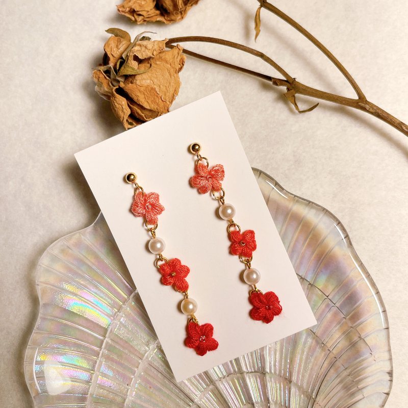 風花漫遊集/Whispers in Bloom 花季戀詩 Blush Melody/櫻落暖粉 - 耳環/耳夾/耳骨夾 - 繡線 紅色