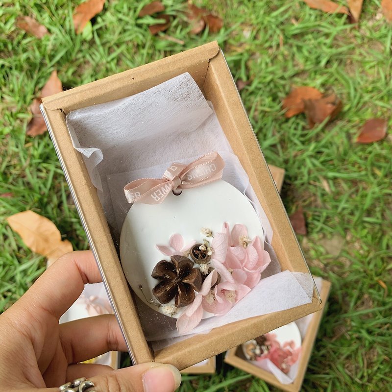 【Diffuser】Eternal life flower diffuser gypsum hanging piece / diffuser piece / home practical small gifts / wedding small things - Fragrances - Plants & Flowers White
