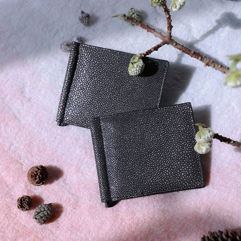 *LIMITED EDITION* | Fission | Embossed leather | Unisex | Note Clip Wallet - กระเป๋าสตางค์ - หนังแท้ สีดำ