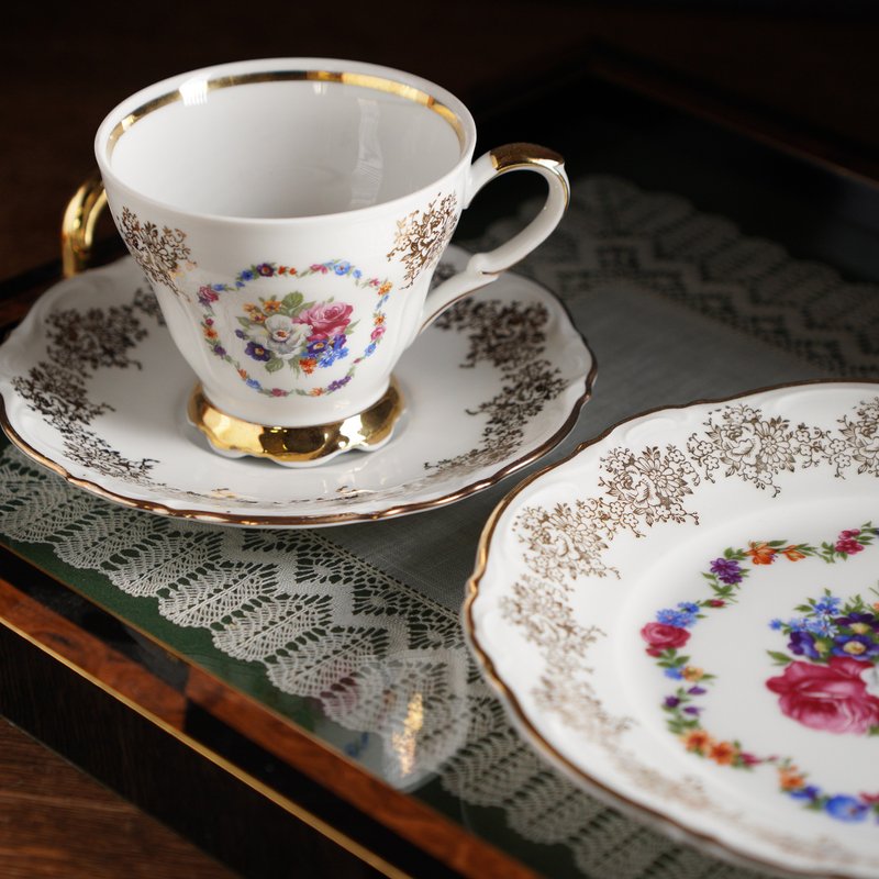 Vintage Bavarian tea and pastry set with floral and gold design - ถ้วย - เครื่องลายคราม หลากหลายสี