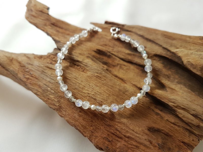 Moonlight‧ Moonstone Labradorite Pearl Sterling Silver Bracelet June Birthstone - สร้อยข้อมือ - เครื่องเพชรพลอย ขาว