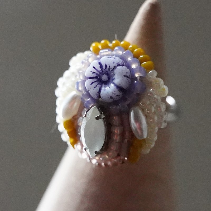 Talkative Ring 40 Free Size Bead Embroidery Ring Flower White Purple Yellow Colorful Multicolor - แหวนทั่วไป - แก้ว หลากหลายสี