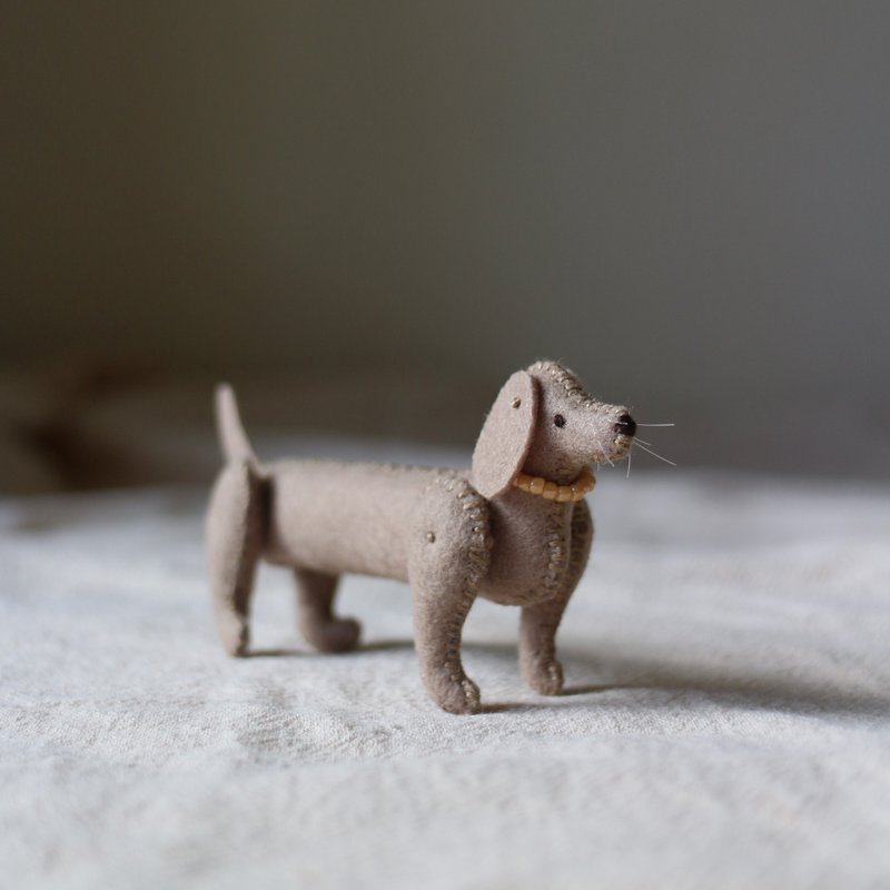 立體手縫偶擺飾 / 卡其色臘腸狗 - 公仔/玩偶 - 繡線 卡其色