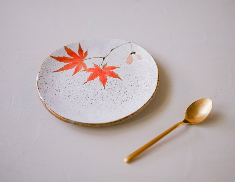 Hand-feeling small disc・Maple leaf series - Plates & Trays - Pottery Red