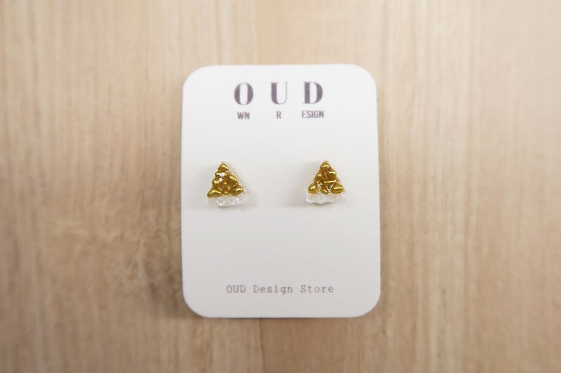 OUD Original. Handmade Geometric-Gold & White Triangle Form Stud Earring/Clip-on - ต่างหู - เรซิน 