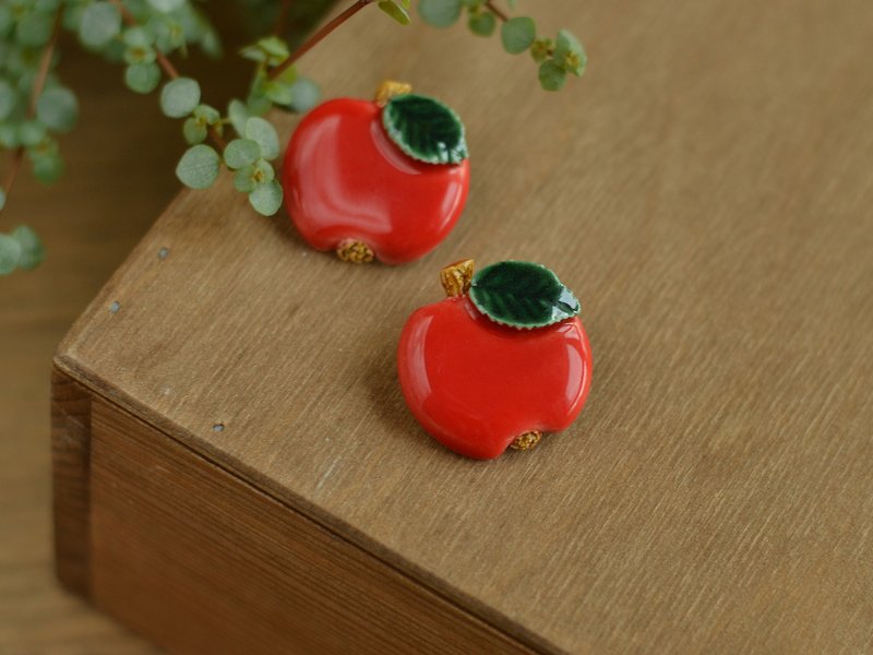 Ceramic apple pin brooch - 徽章/別針 - 陶 紅色