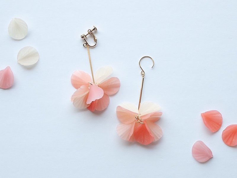 Petal earrings /  Pink - ต่างหู - ดินเหนียว สึชมพู