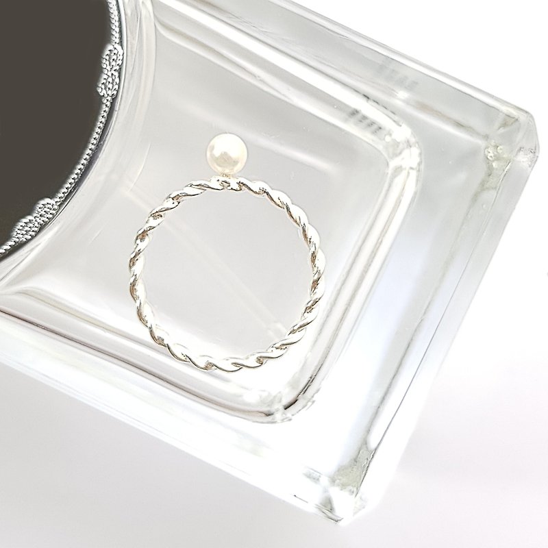 Twisted sterling silver natural pearl ring - แหวนทั่วไป - เงินแท้ ขาว