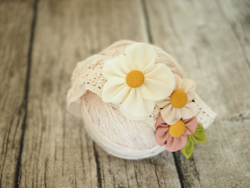 Handmade fabric flower baby/kid headband - หมวกเด็ก - วัสดุอื่นๆ ขาว