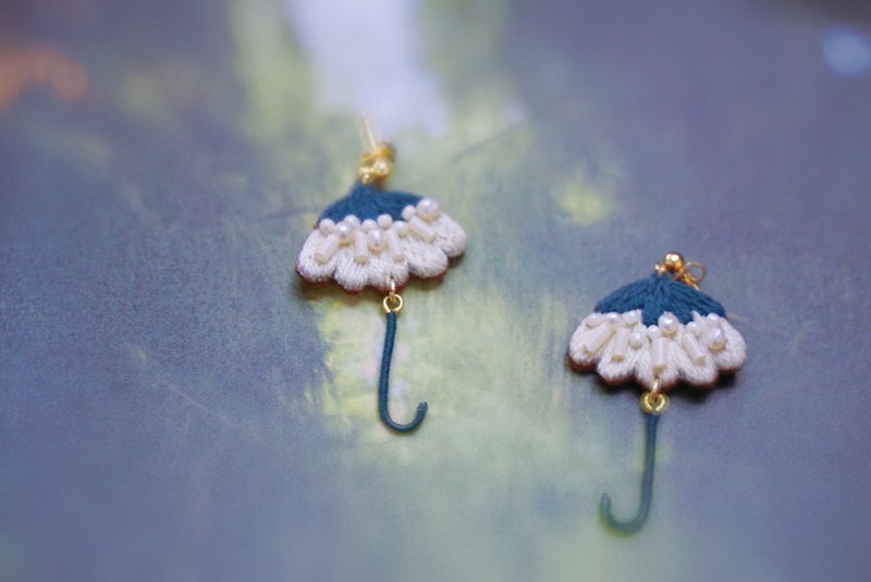 Lu Lita hand-embroidered bead embroidery a small flower umbrella earrings can be customized ear clips - Earrings & Clip-ons - Thread White