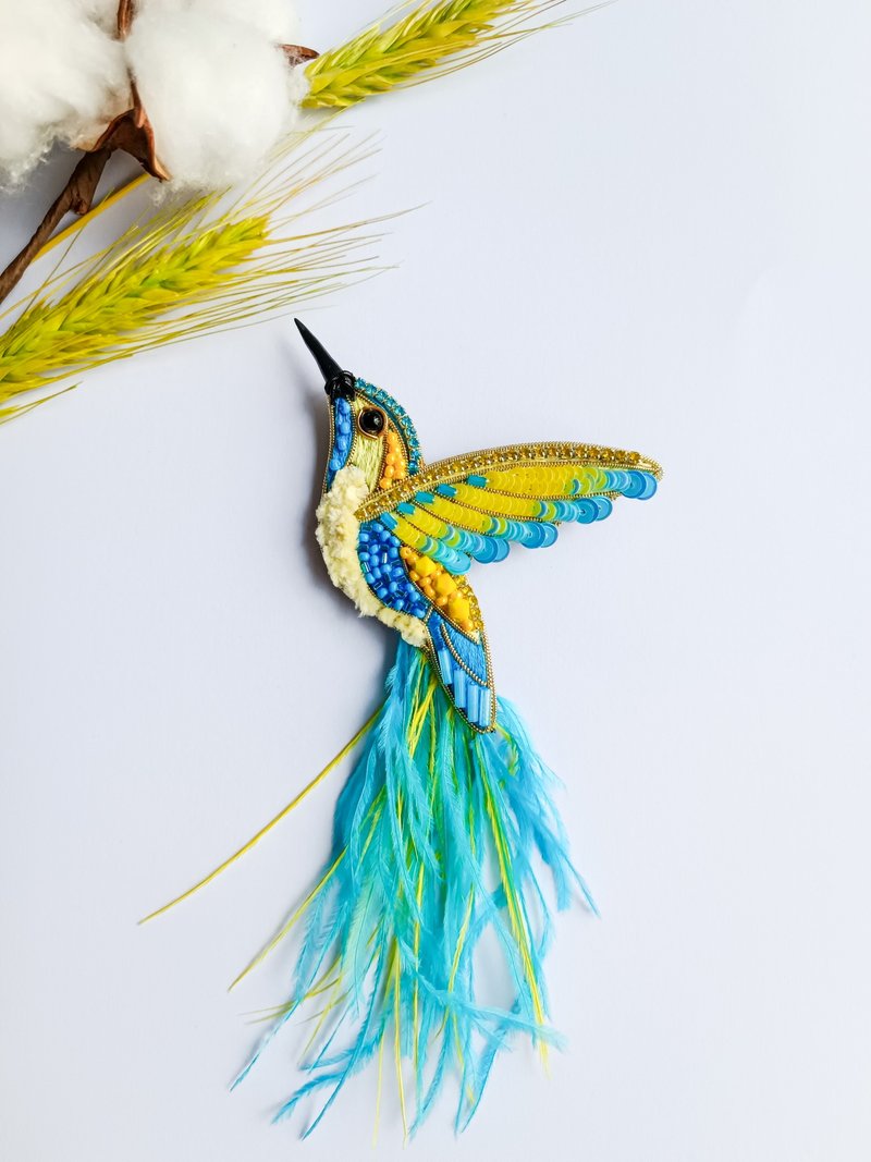 Beaded hummingbird brooch Ukraine colors embroidered bird pin - 胸針 - 其他材質 多色