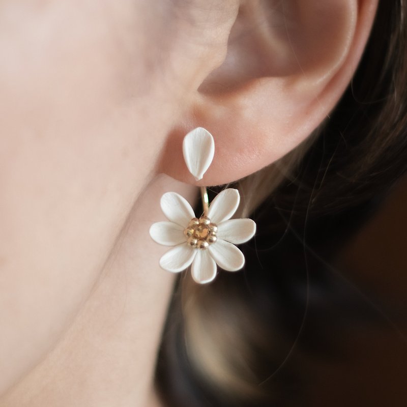 Flower lover fortune-telling earring/non-hole/white daisy - Earrings & Clip-ons - Clay White