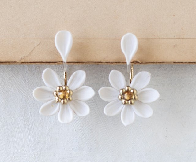 お花ピアス♡ホワイト 選べるパーツ・そっと華やぐ白いパールのお花イヤリング、ピアス(受注