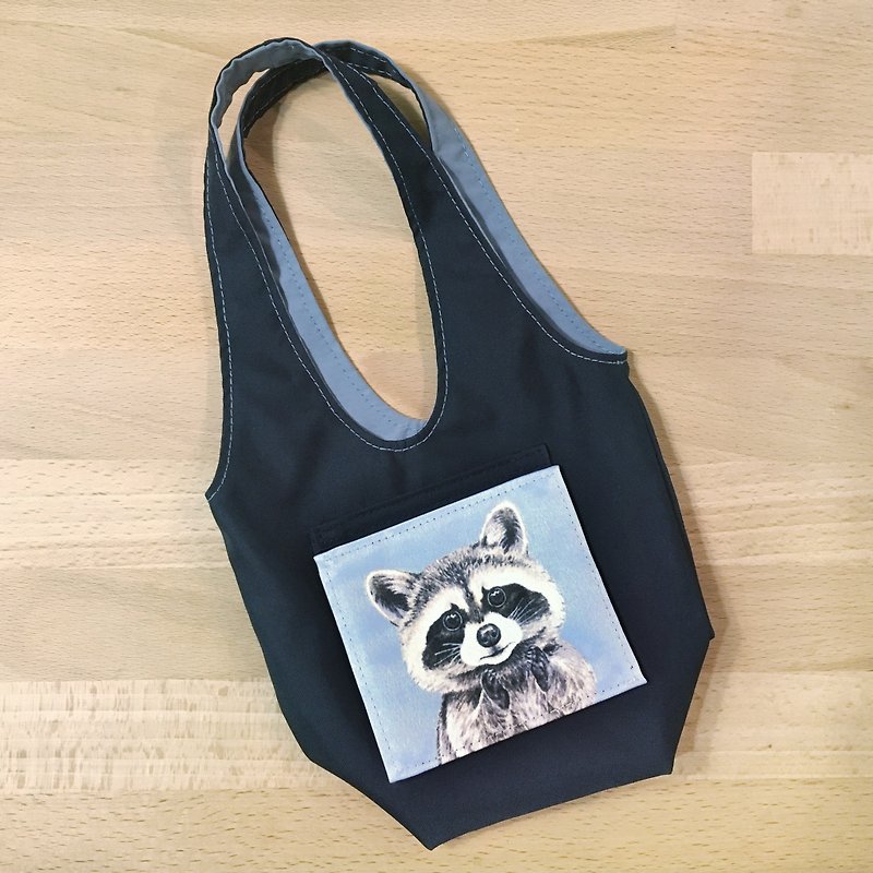 Double-sided water-repellent environmental protection beverage cup bag-raccoon (optional color) - กระเป๋าถือ - ไฟเบอร์อื่นๆ หลากหลายสี