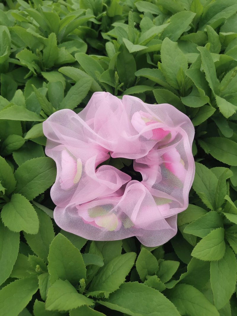 Large pink organza scrunchie with flowers - big flower elastic hair band - 髮夾/髮圈 - 聚酯纖維 粉紅色