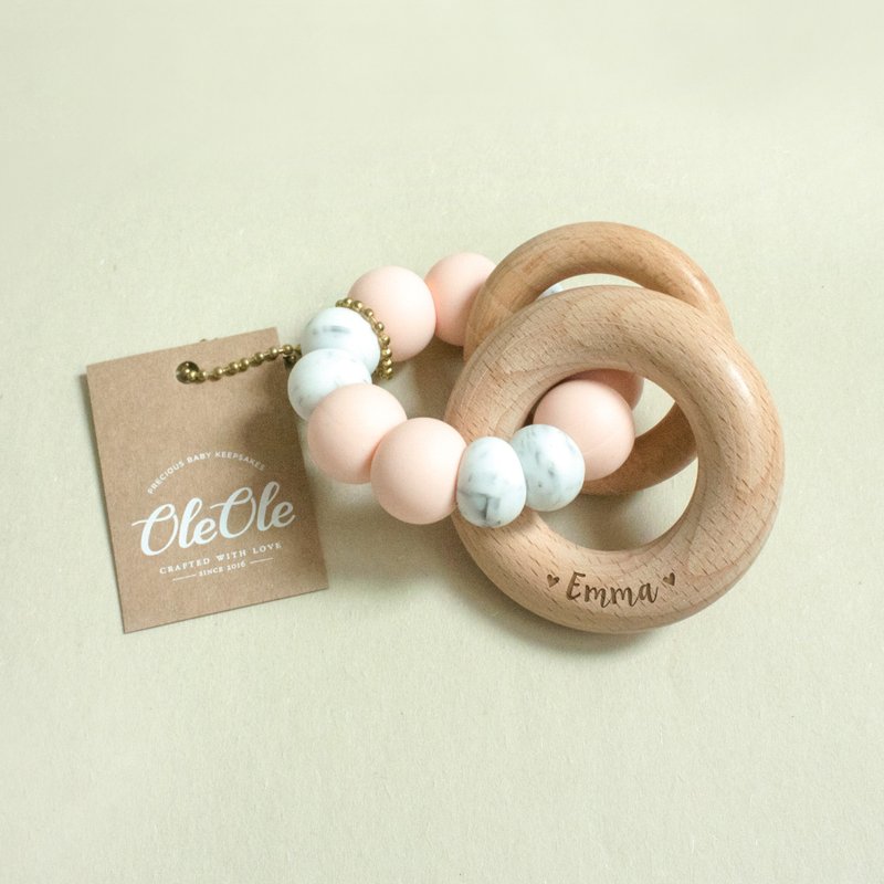 客製化刻名寶寶手搖鈴 固齒器 天然櫸木 牙膠 嬰兒玩具 彌月禮盒 - 寶寶/兒童玩具/玩偶 - 木頭 多色