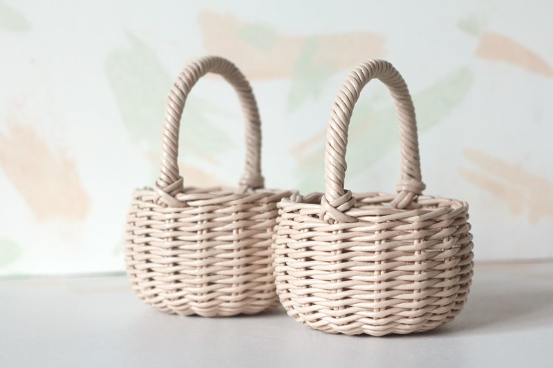 Small beige wicker basket for flower girl - 居家收納/收納盒/儲物盒 - 紙 卡其色