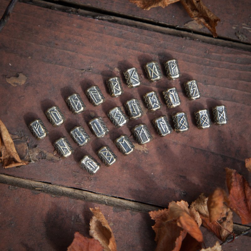 set of rune beads in brass. Scandinavian runes futhark. DIY materials. Jewelry - 零件/散裝材料/工具 - 其他金屬 橘色