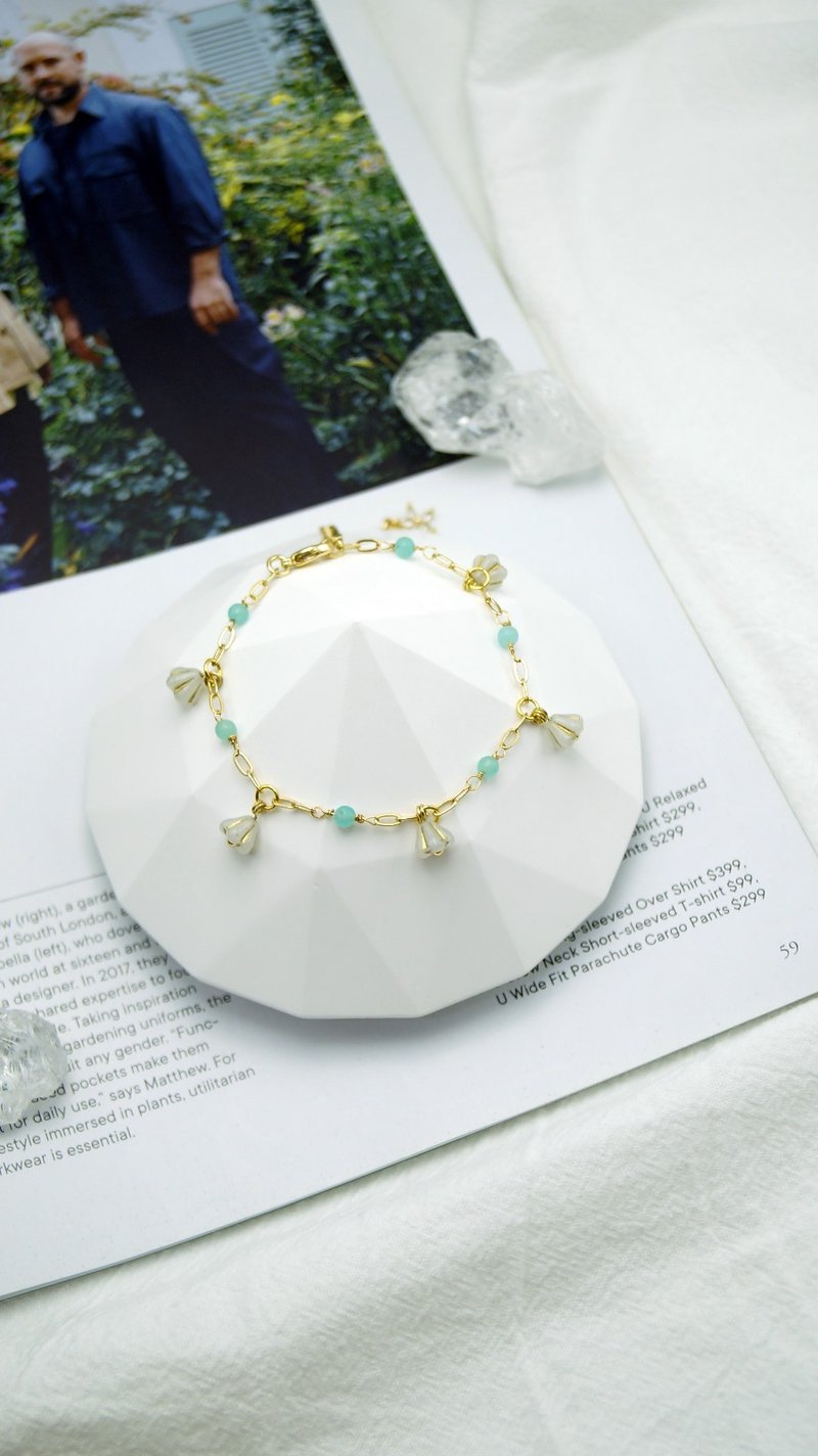 Stone small white flower bracelet | Enhance luck | Bring good luck | Customized natural crystal bracelet - Bracelets - Crystal 