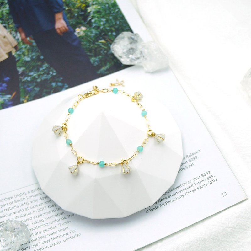 Stone small white flower bracelet | Enhance luck | Bring good luck | Customized natural crystal bracelet - สร้อยข้อมือ - คริสตัล 