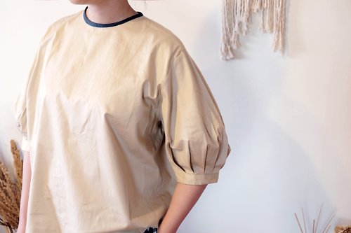 hikidashi 抽屜工作室 領包邊五分泡泡袖上衣/ 卡其