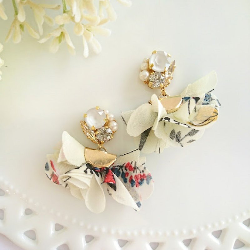 Chiffon flower and bijou Clip-On, earrings (white) - ต่างหู - โลหะ ขาว