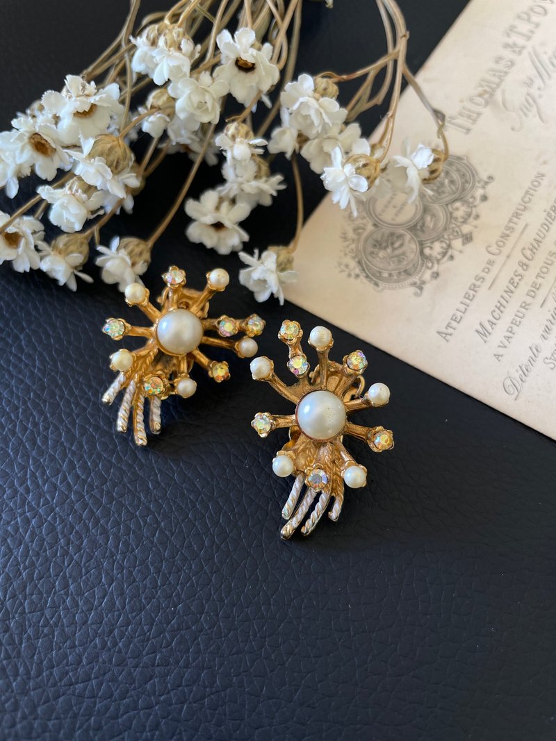 Antique Gold Pearl Meteor Snowflake Clip Earrings C697 Marked BSK - ต่างหู - โลหะ สีทอง