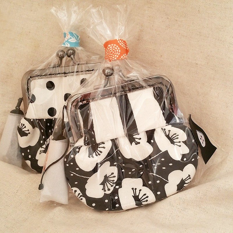 Exclusive pocket money purse Anemone Wave stripes stitching pleat hand-made 【HOPOTOTO】 - กระเป๋าใส่เหรียญ - ผ้าฝ้าย/ผ้าลินิน สีดำ