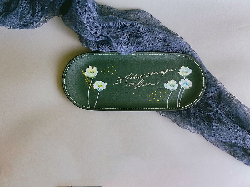 Painted Leather Tray l It takes courage to bloom. - ของวางตกแต่ง - หนังเทียม สีเขียว
