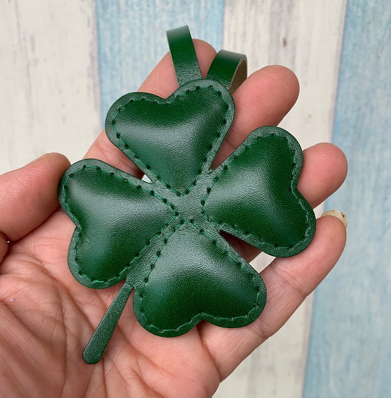 Healing gadgets Taiwan MIT dark green four-leaf clover pure hand-sewn handmade leather pendant small ruler - พวงกุญแจ - หนังแท้ สีเขียว