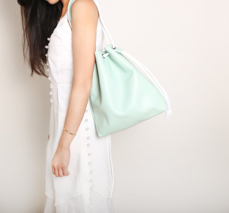 Beam bag. Green leather / light green / handle bag / oblique bag / sidepack / summer essentials / Makaron color - กระเป๋าคลัทช์ - หนังแท้ สีเขียว