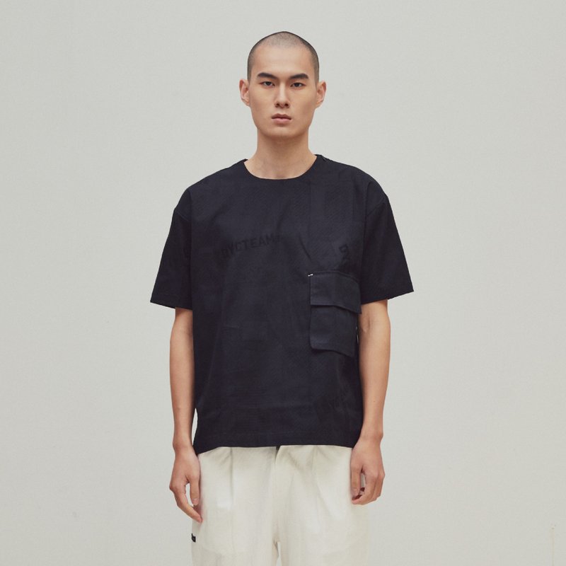 DYCTEAM - EVOLVE(D) - Black logo jacquard pocket tee - 帽T/大學T - 棉．麻 黑色