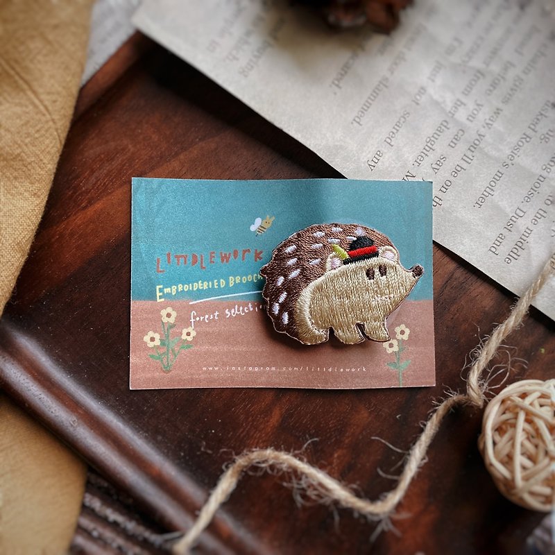Embroideried  badge | hedgehog | Littdlework - Badges & Pins - Thread Multicolor