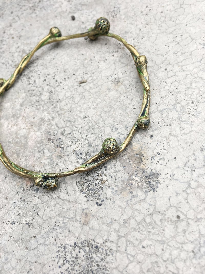 [Petite Fille] Vintage retro style flower bracelet brass - สร้อยข้อมือ - โลหะ สีทอง