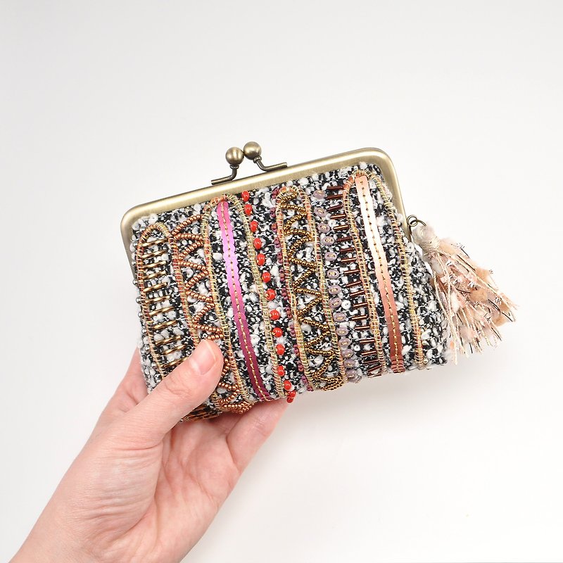 Sparkle and statement wallet, embroidered white purse, one of a kind wallet - กระเป๋าสตางค์ - ขนแกะ ขาว
