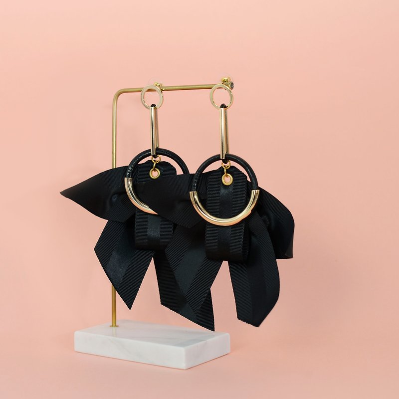 Little nb black ribbon earrings - ต่างหู - เส้นใยสังเคราะห์ สีดำ