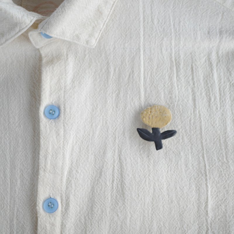 Yellow flower brooch / handmade ceramic - 胸針 - 陶 黃色