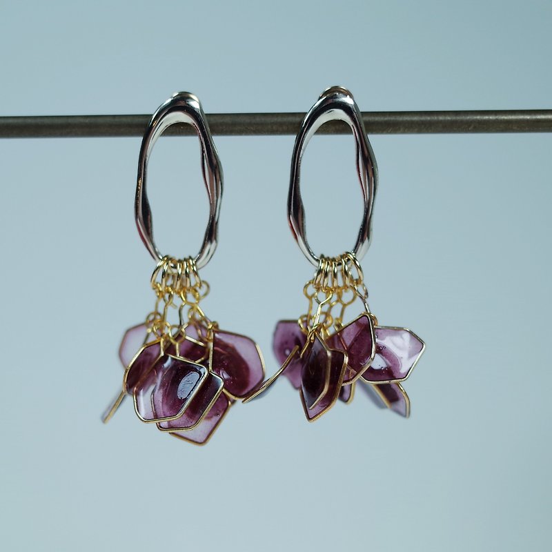 Burgundy petal wave frame earrings - Earrings & Clip-ons - Resin Purple