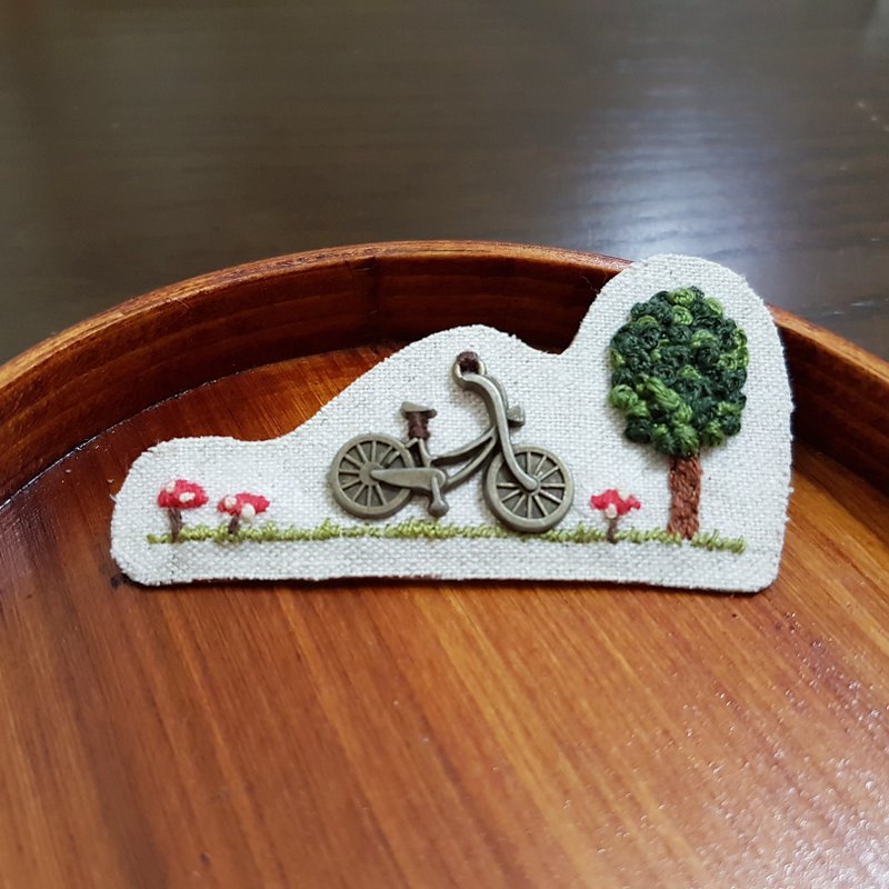 手工刺繡．蘑菇森林郊遊別針 - 胸針 - 棉．麻 