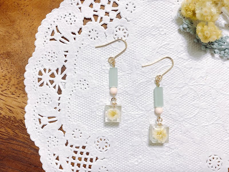 Plant Library series - Xia Cao Ice Skewer Flower Handmade Dry Flower Dangle Ear Ear/Ear clip - Earrings & Clip-ons - Other Materials 