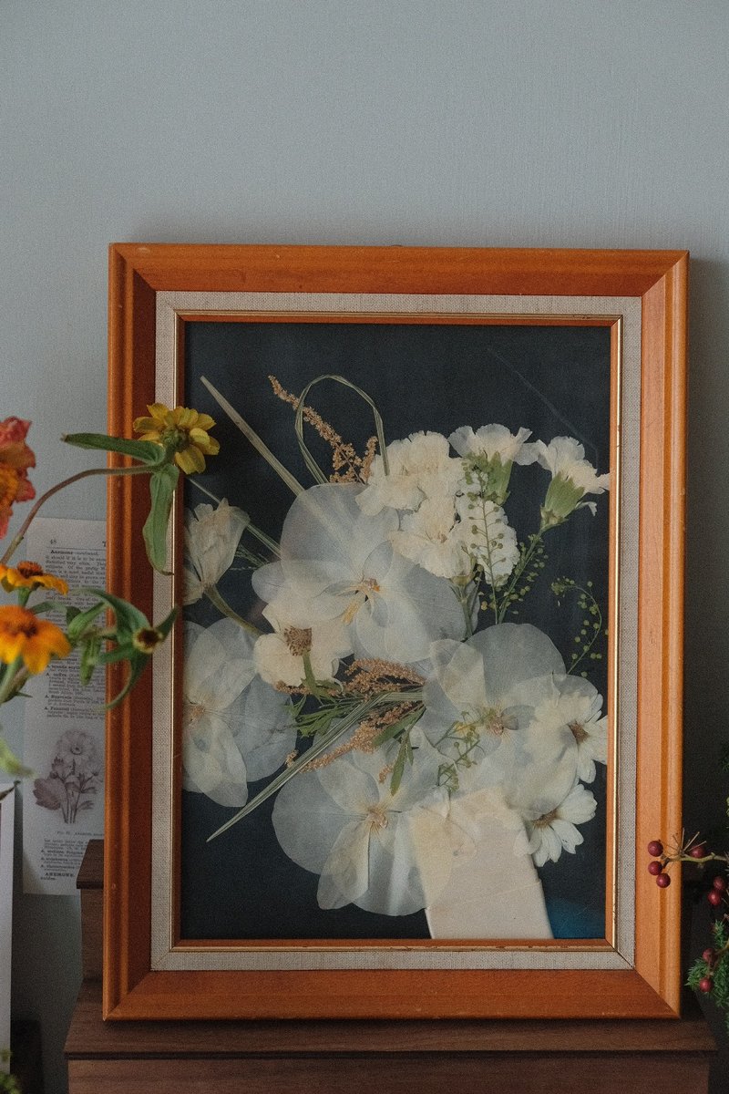 Bouquet preservation/ Pressed flower photo frame, plant illustrated photo frame, flower wooden frame, antique wedding anniversary wedding - กรอบรูป - พืช/ดอกไม้ หลากหลายสี