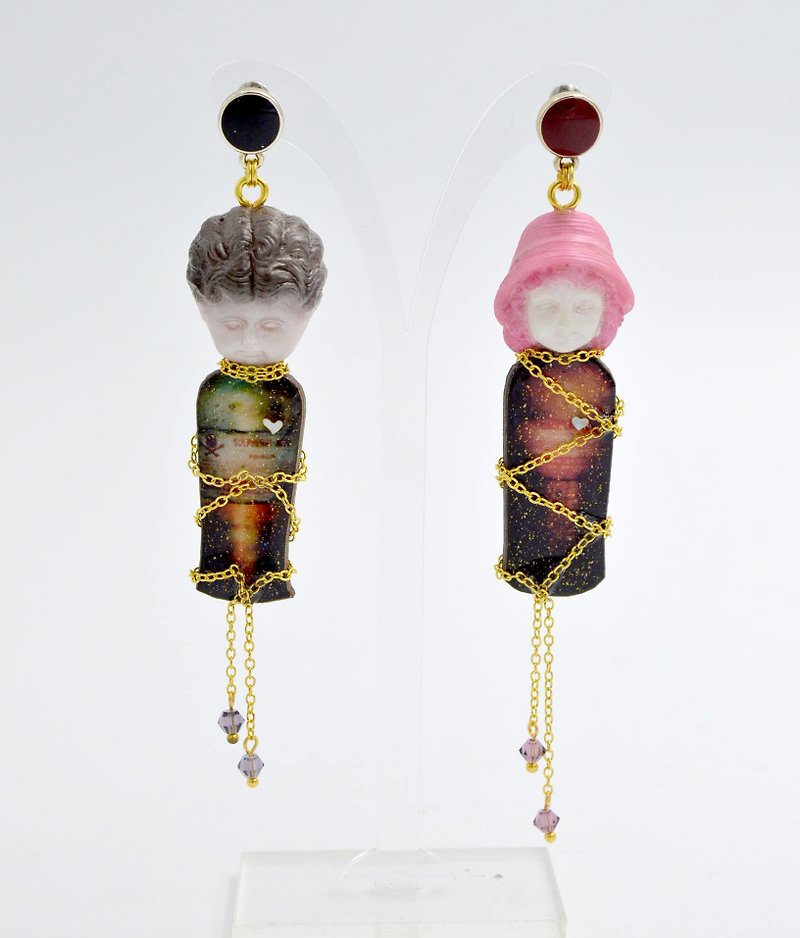 Doll head wine bottle stopper resin doll wood chips copper chain - ต่างหู - ไม้ สีทอง