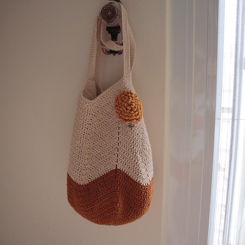 Wool knitted side backpack handmade gift hydrangea/fireworks white Linen - กระเป๋าแมสเซนเจอร์ - วัสดุอื่นๆ ขาว