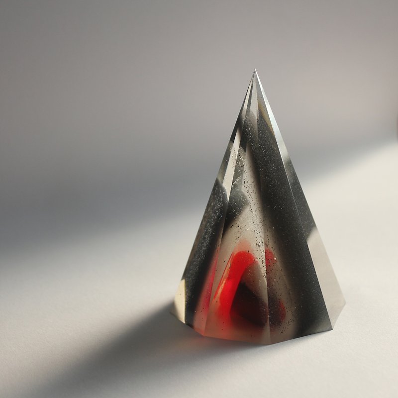 Burning in the dark / red and black resin ornaments / octagonal transparent space - Items for Display - Resin Black