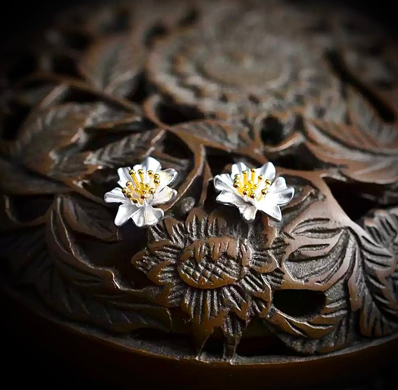 S925純銀立體飄逸設計小雛菊清新優雅耳環耳夾 - 耳環/耳夾/耳骨夾 - 純銀 銀色