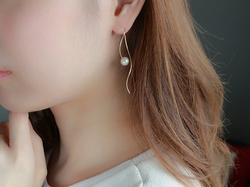A.N 14kgf-nuance curve pearl pierced earrings