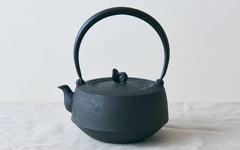 【New】 Iron bottle chamfered plain 1.5L - Teapots & Teacups - Other Metals Black