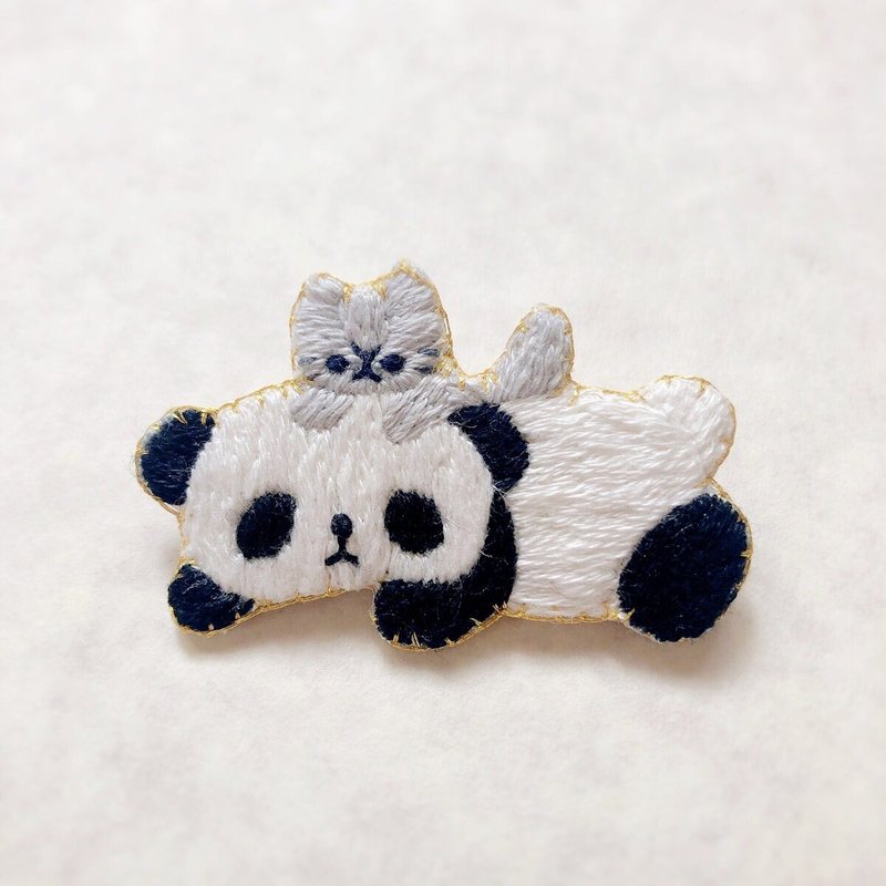 大熊貓和貓刺繡胸針 - 胸針 - 繡線 白色