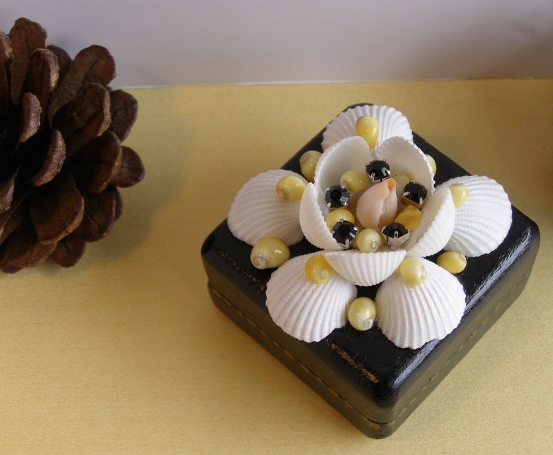 Ring Box beech shell beads black ring box - marry box / ring / earrings - แหวนทั่วไป - ไม้ 