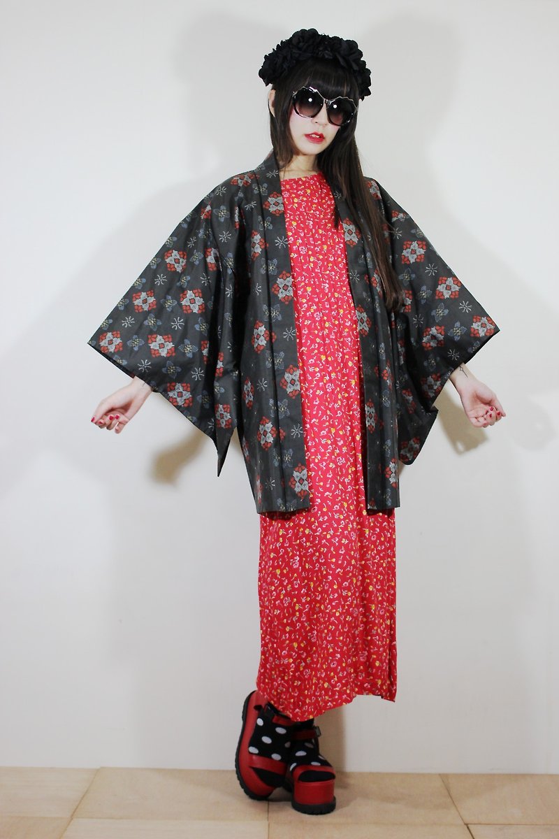 F2068[日本製和服](Vintage)深灰黑色紅色花朵織紋日本和服羽織（はおり）(聖誕禮物交換禮物) - 女大衣/外套 - 棉．麻 黑色